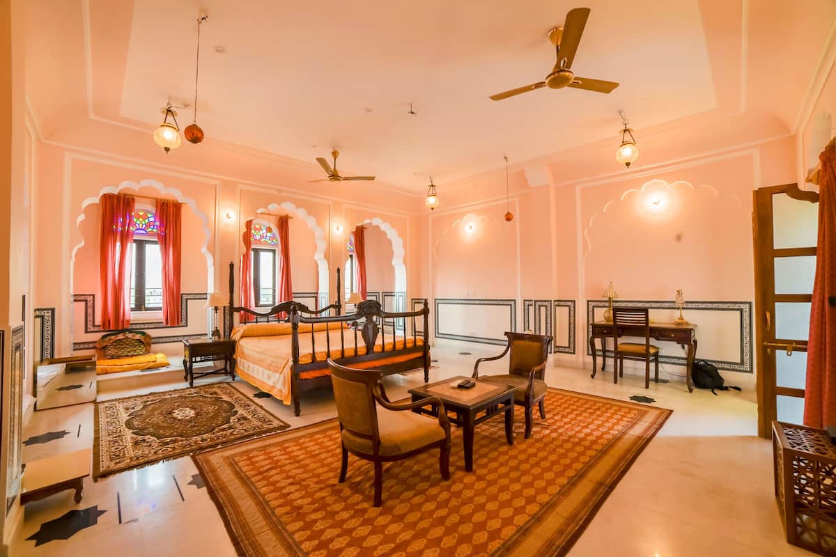 Phòng Suite Deluxe | 1 phòng ngủ, bộ đồ giường cao cấp, bàn, màn/rèm cản sáng 