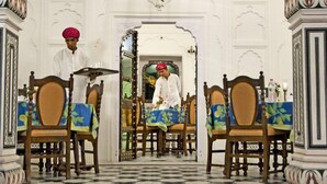 Un interior tradicional con arcos ornamentados, un espejo central y un suelo estampado.