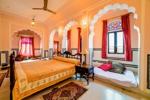 1 habitación, ropa de cama de alta calidad y escritorio 