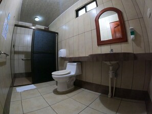 Chambre Double Standard | Salle de bain | Douche, articles de toilette gratuits, serviettes fournies