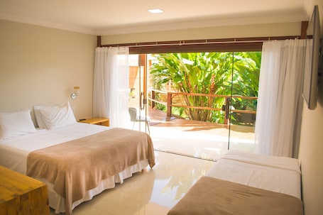 Quarto família, sacada, vista para o jardim | Frigobar, escrivaninha, cortinas blackout, quartos à prova de som. Pousada Blue Ocean