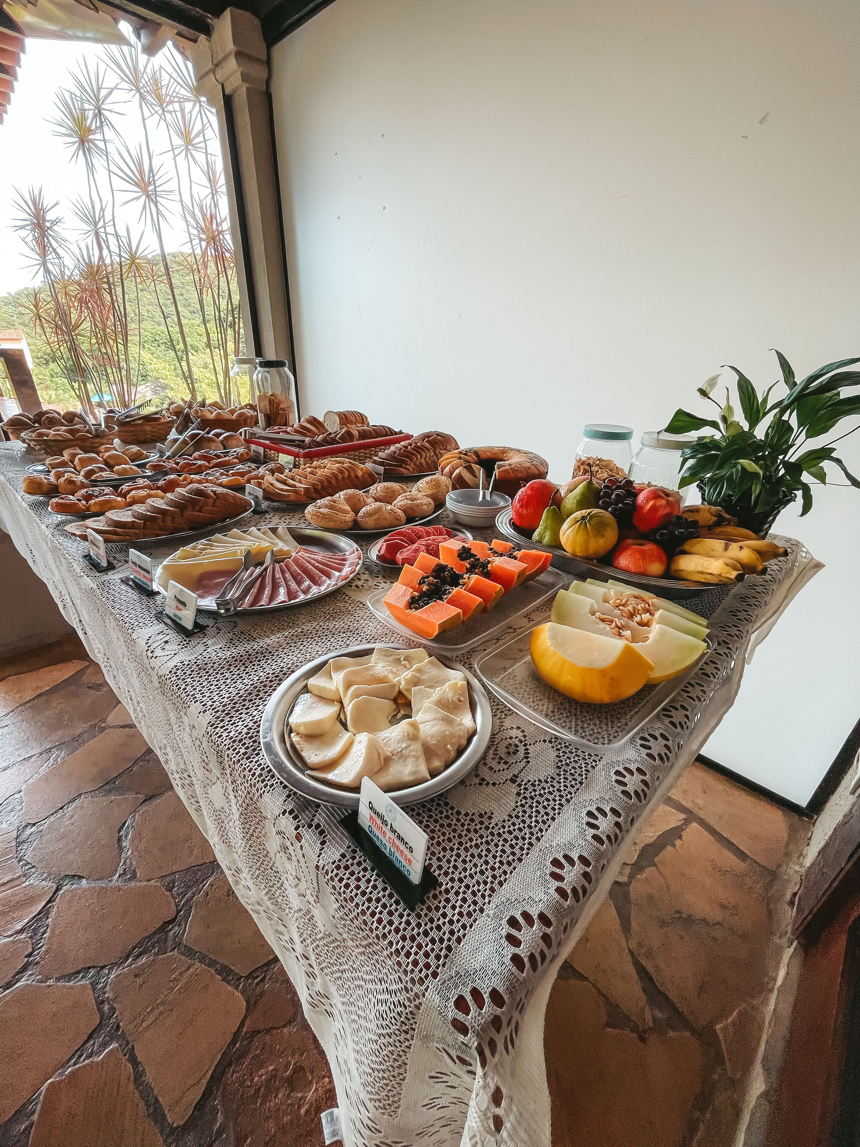 Café da manhã completo grátis todos os dias