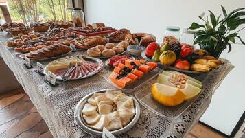 Café da manhã completo grátis todos os dias