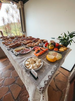 Free daily full breakfast - Pousada Blue Ocean (Búzios)