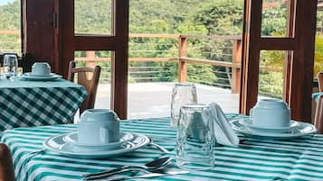 Bao gồm bữa sáng đầy đủ hàng ngày