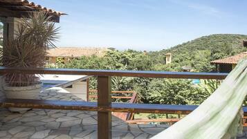 Minibar, escritorio, cortinas blackout y sistema de insonorización