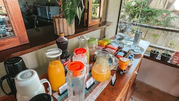 Café da manhã completo grátis todos os dias