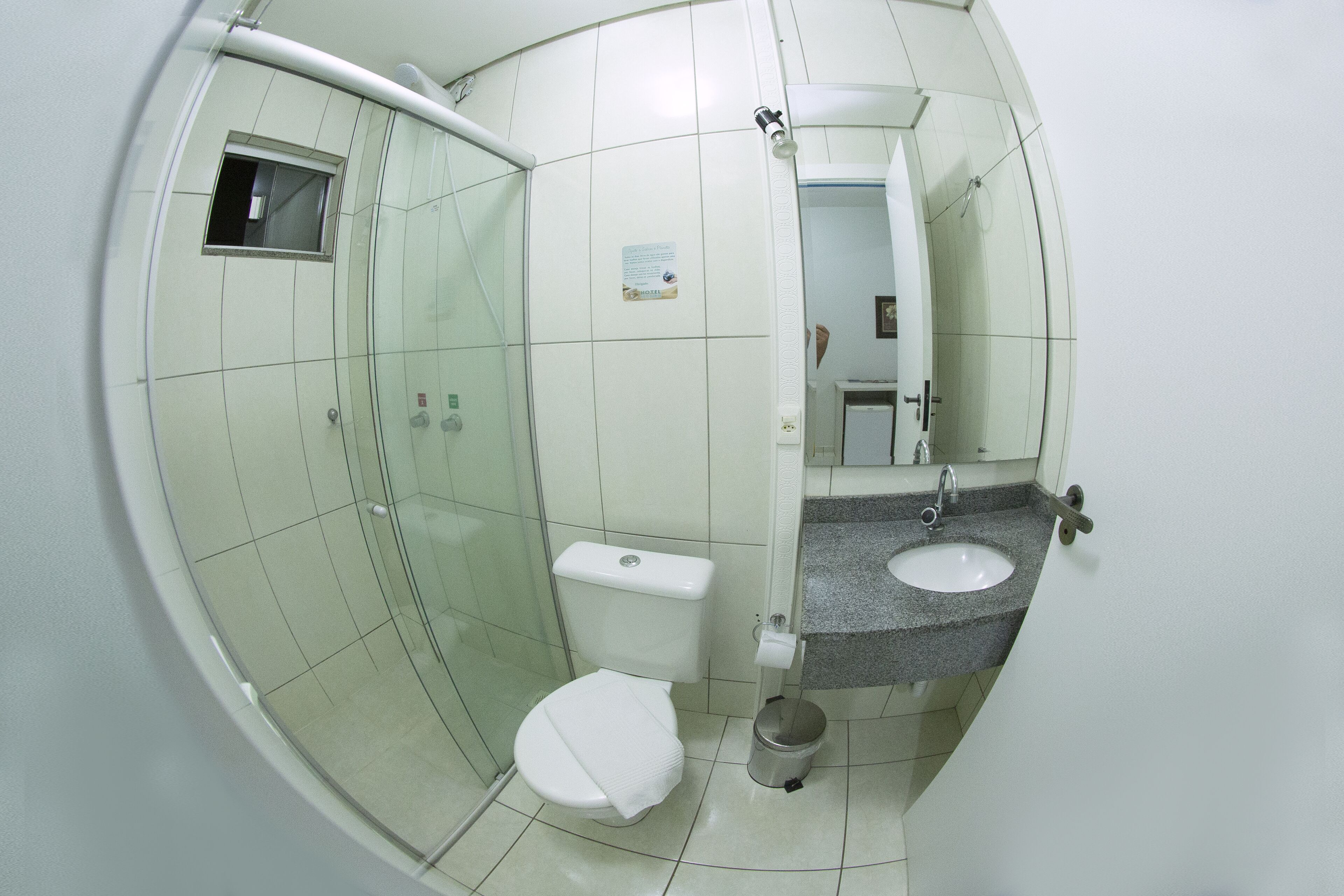 Une petite salle de bain comprenant des toilettes, un lavabo et une douche.