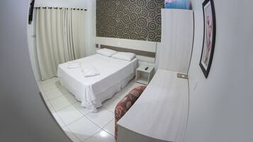 Kamar Double Deluks | Minibar, meja kerja, ruang kerja ramah laptop, dan tirai kedap cahaya