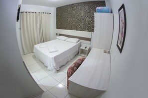 Phòng đôi Deluxe | Minibar, bàn, khu vực làm việc phù hợp cho laptop, màn/rèm cản sáng 