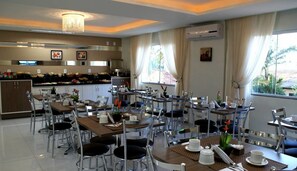 Free daily buffet breakfast  - Hotel Sambakia (Realeza)