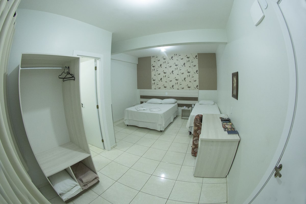 Tripla familiare | Minibar, una scrivania, postazione laptop, tende oscuranti