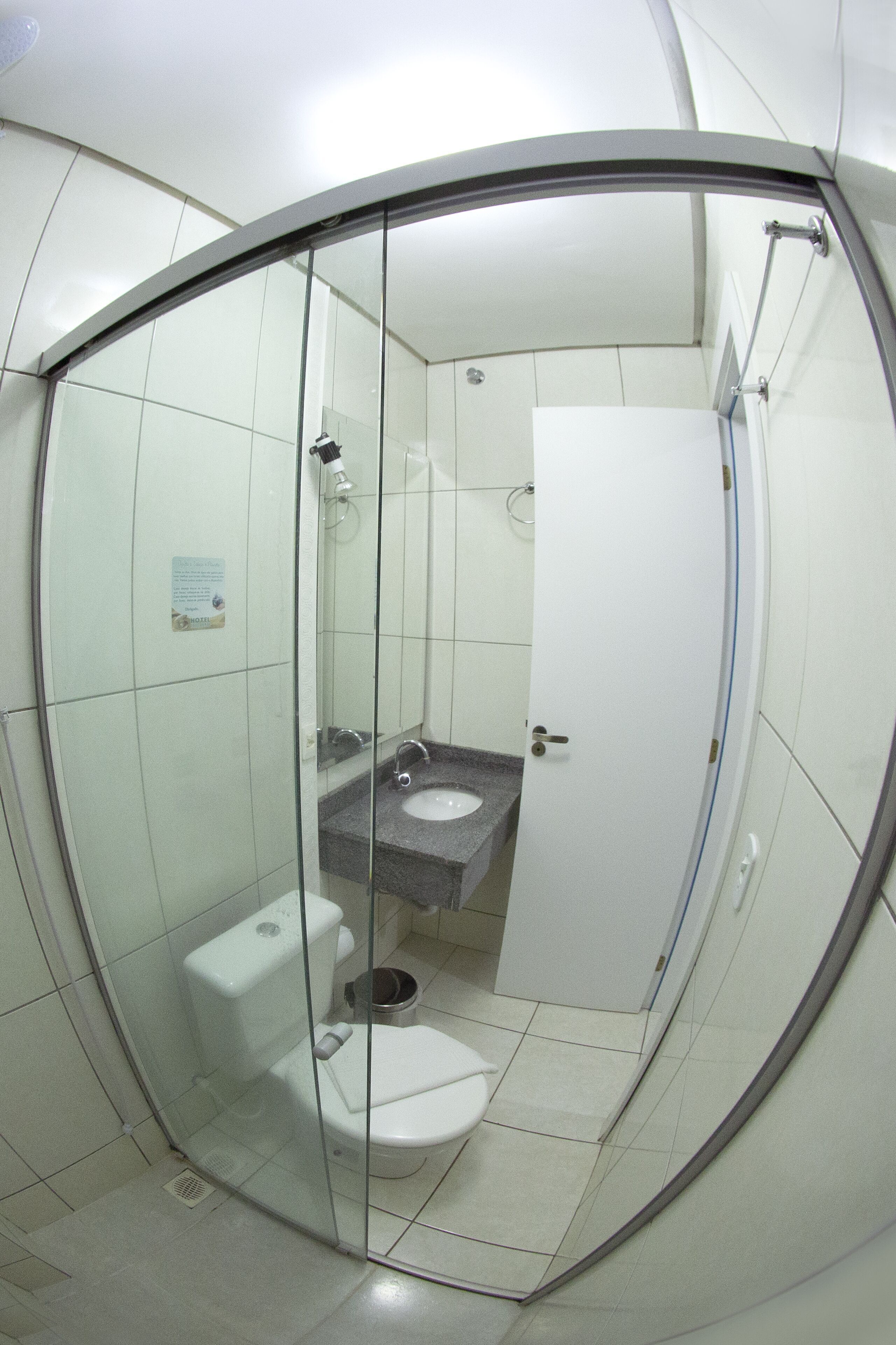 Badezimmer | Dusche, kostenlose Toilettenartikel, Bidet, Handtücher