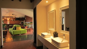 A modern bathroom with two sinks and large mirrors. - Hotel Bambu Inn (Salento)