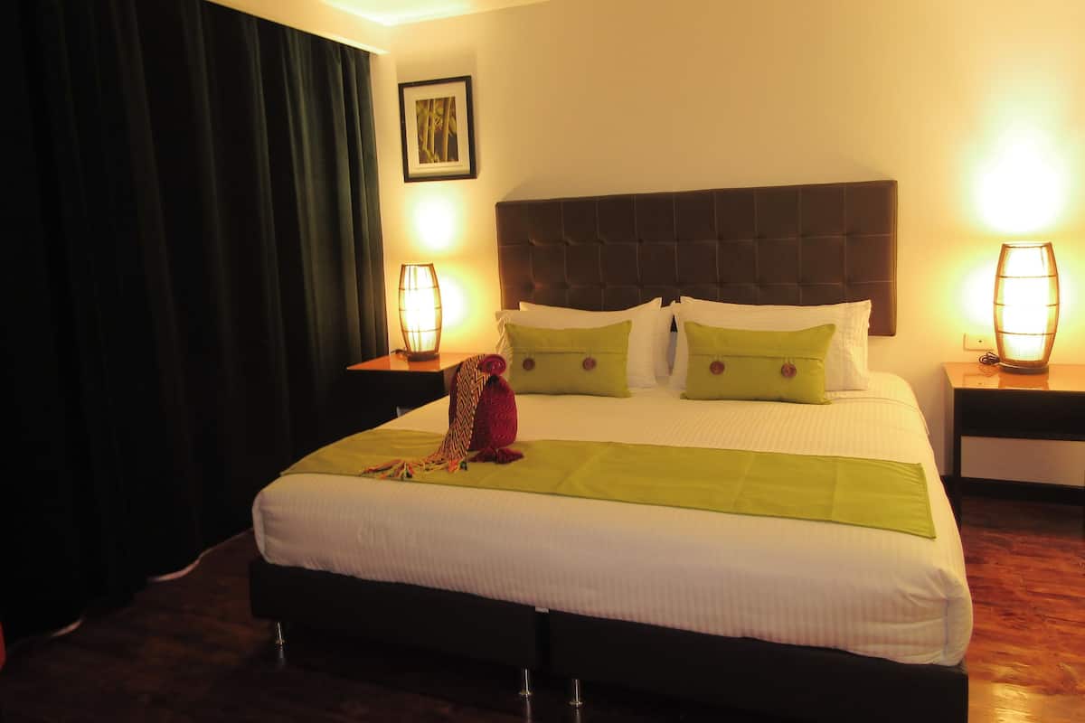 Chambre, 1 très grand lit | Minibar, bureau, Wi-Fi gratuit, draps fournis