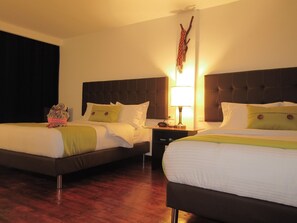 Minibar, escritorio, wifi gratis y ropa de cama 