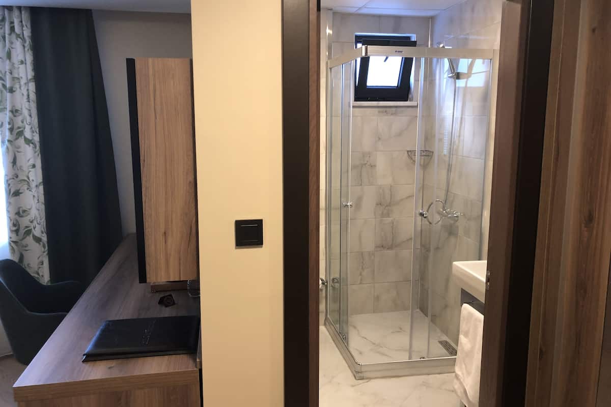 basic double room | minibar, in-room safe, desk, soundproofing