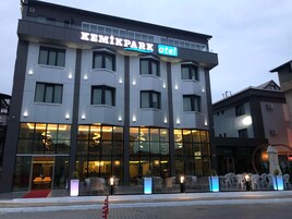 Un hotel moderno con un letrero llamativo que dice "KEMIKPARK hotel".