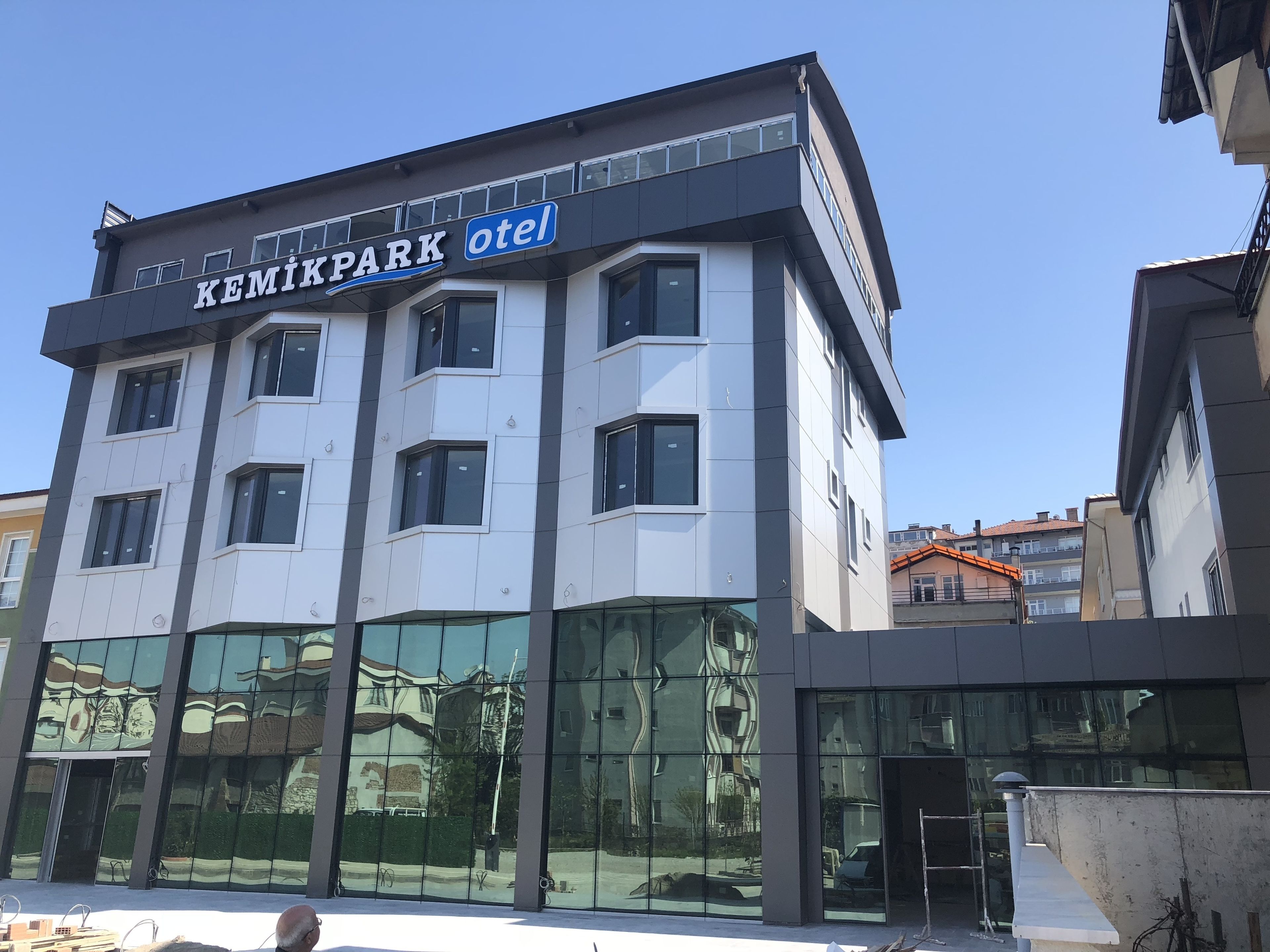 Un edificio moderno con un cartel que dice "KEMİKPARK otel".