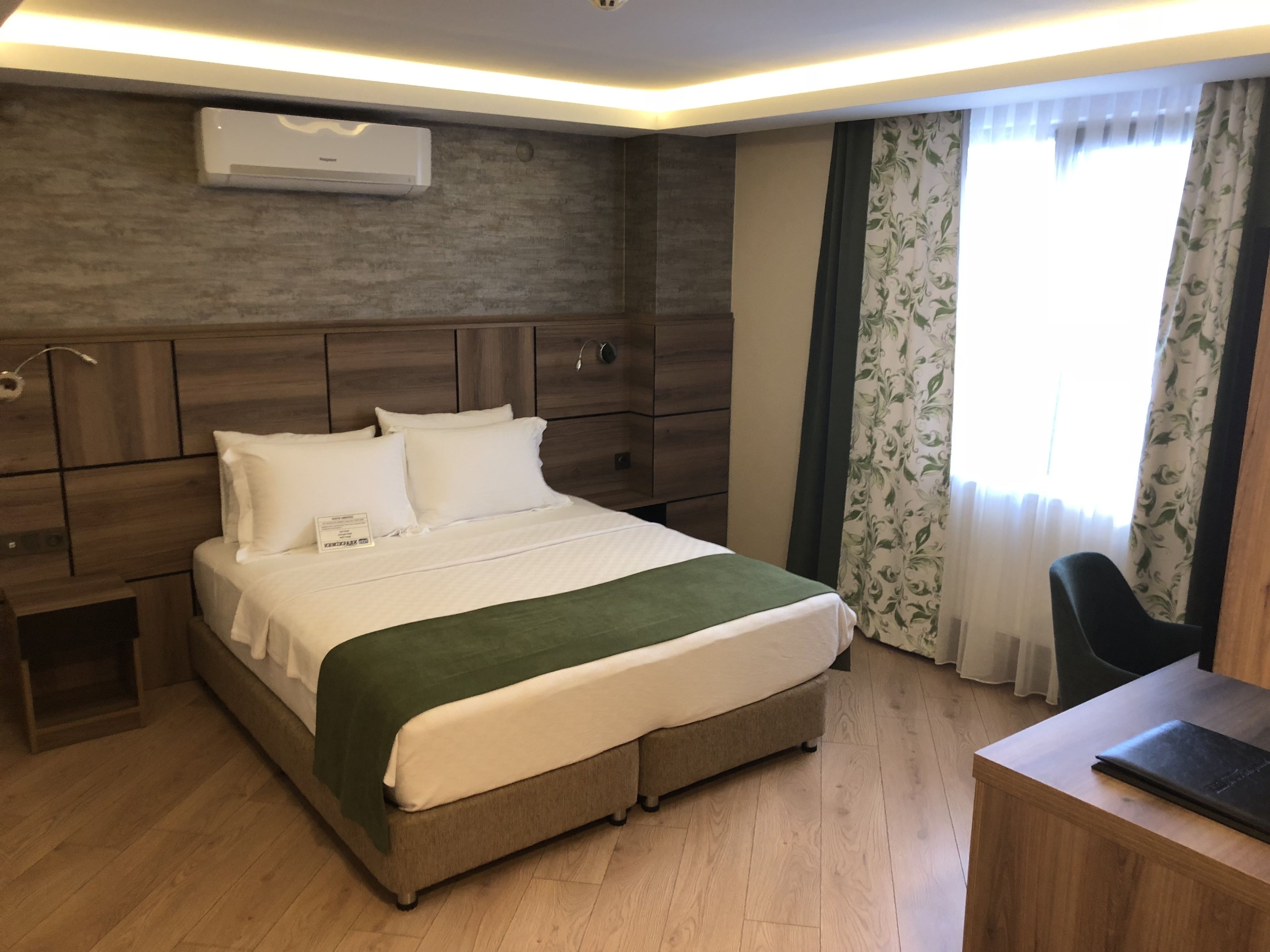 basic double room | minibar, in-room safe, desk, soundproofing