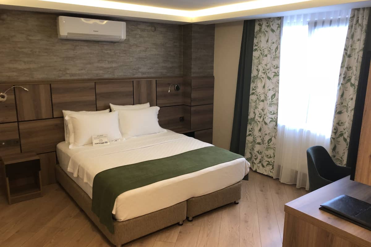 basic double room | minibar, in-room safe, desk, soundproofing