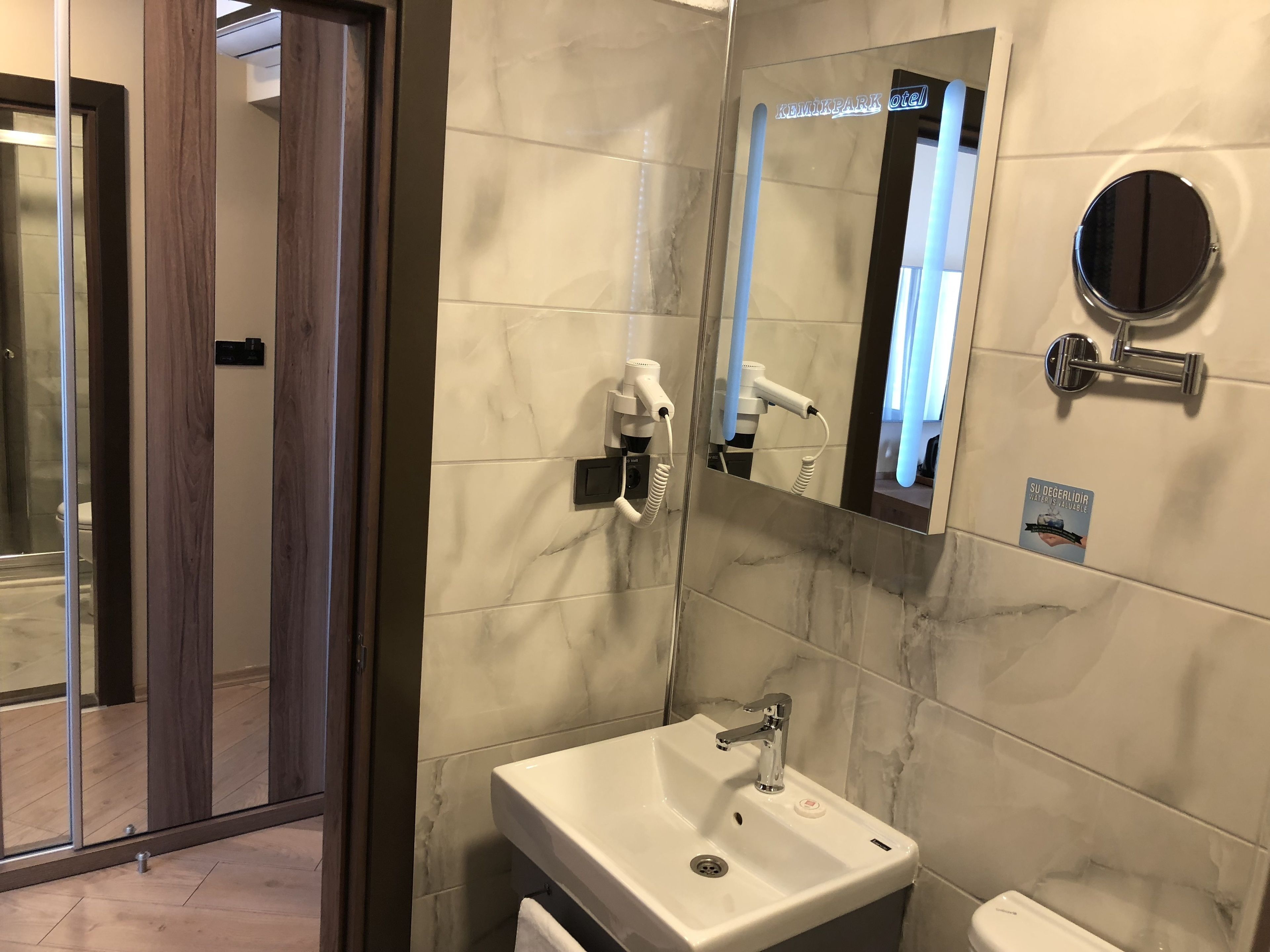 basic double room | minibar, in-room safe, desk, soundproofing