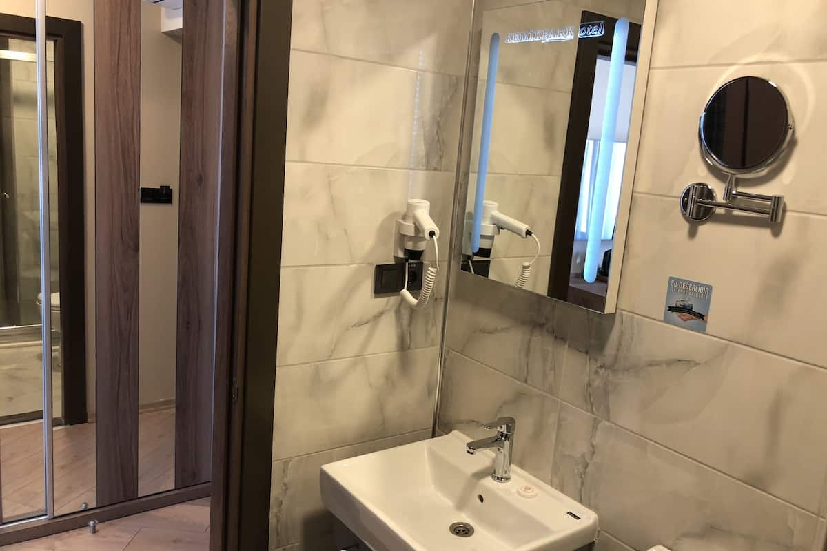 basic double room | minibar, in-room safe, desk, soundproofing