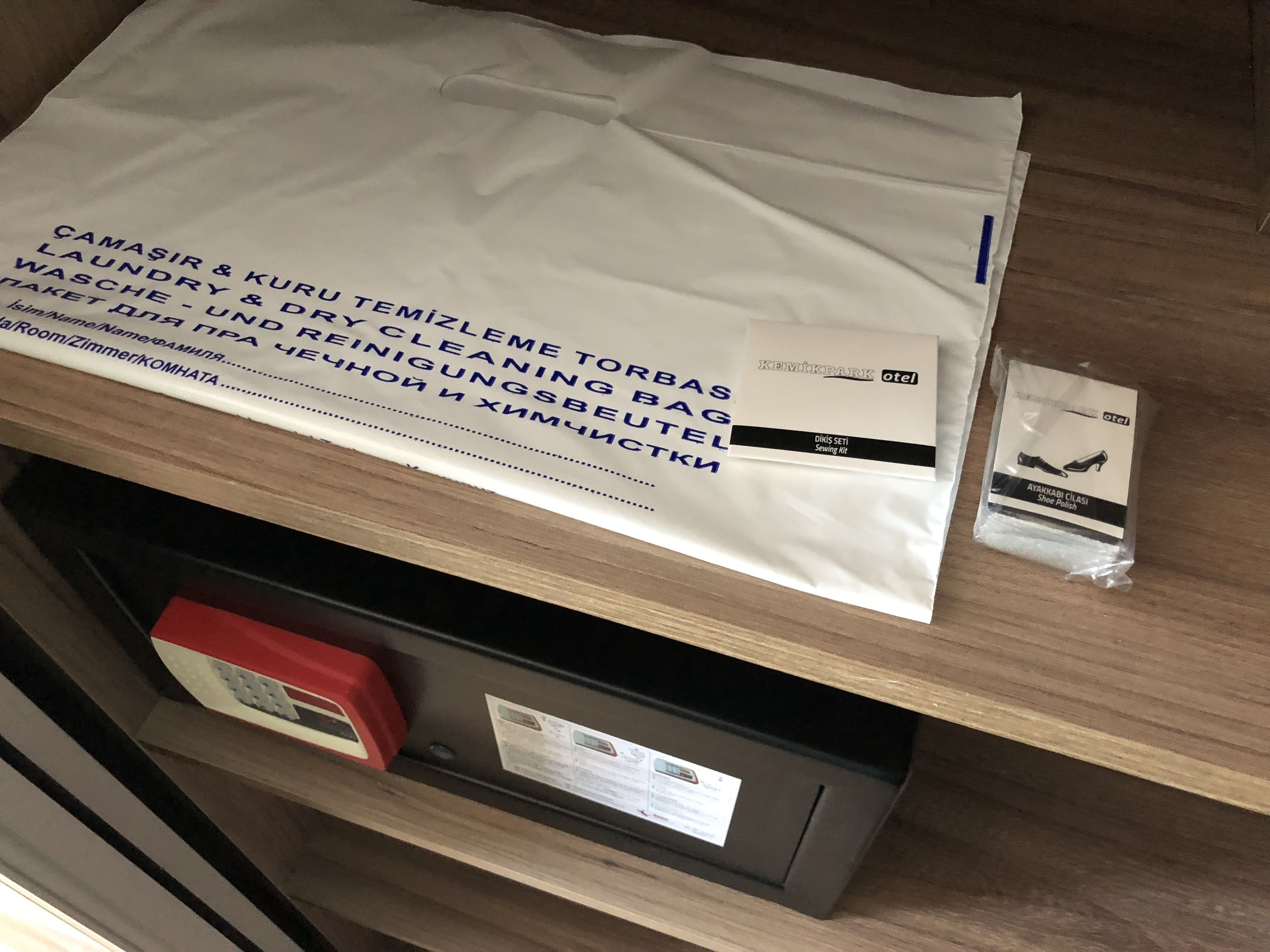 Un paquete con la etiqueta 'CAMSIR & KURU TEMİZLEME TORBAS' sobre una superficie de madera.