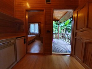 Minibar, caja de seguridad en la habitación y escritorio