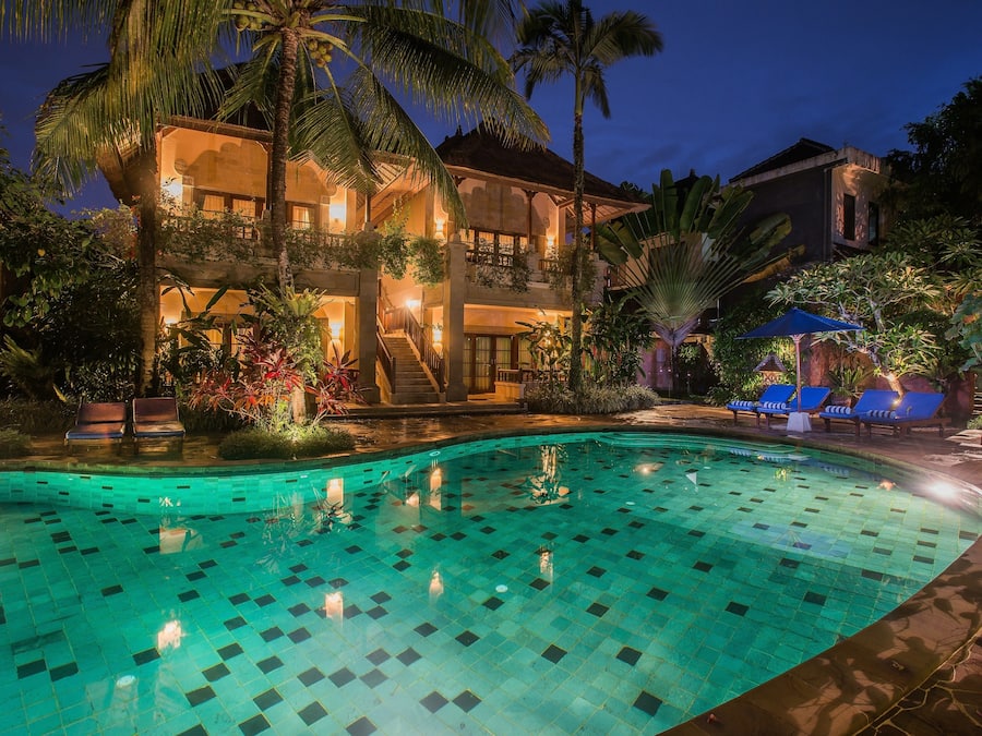 Una piscina al aire libre