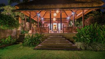 Café da manhã completo todos os dias (IDR 300000 por pessoa)