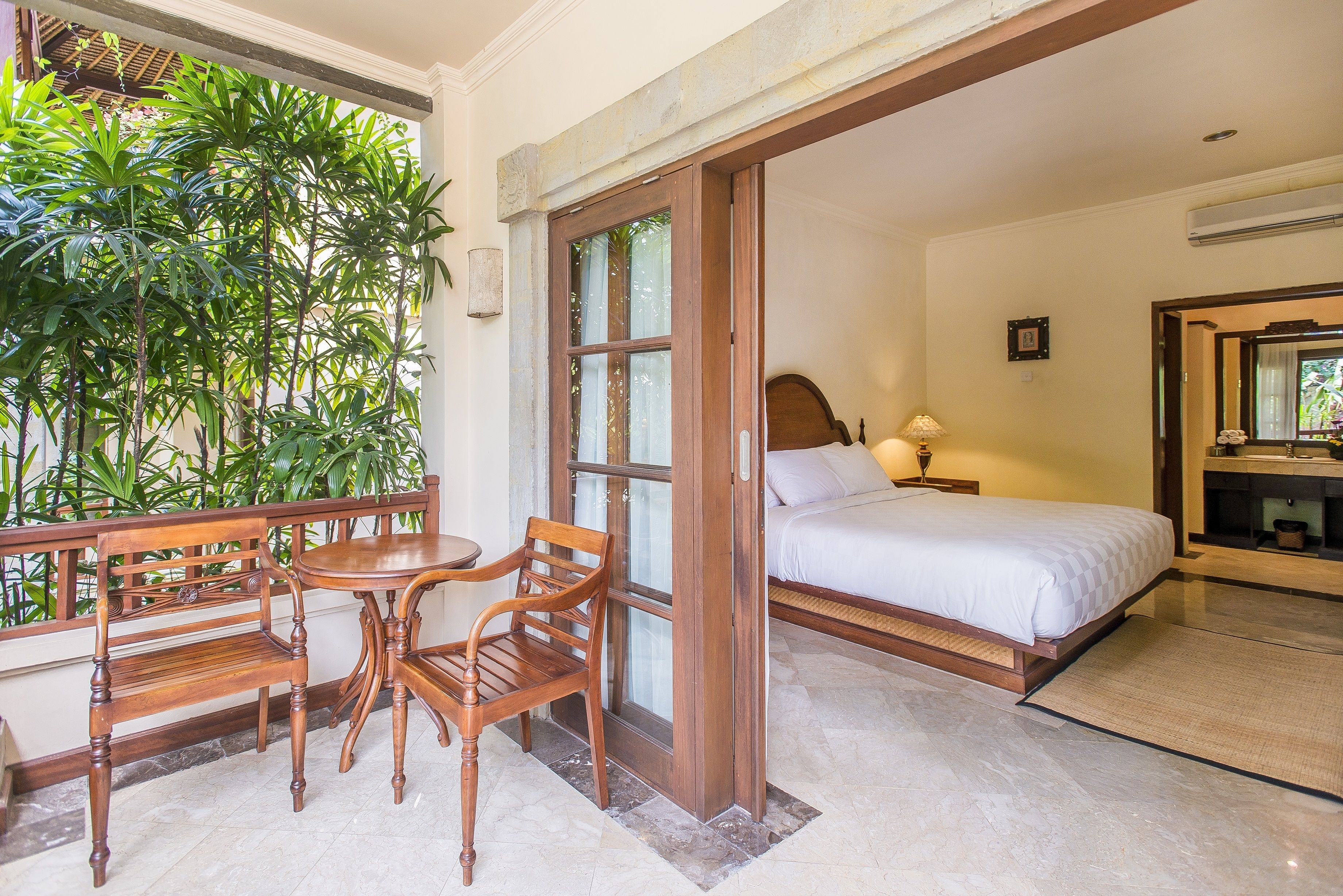 deluxe room, 1 king bed | premium bedding, minibar, in-room safe, desk