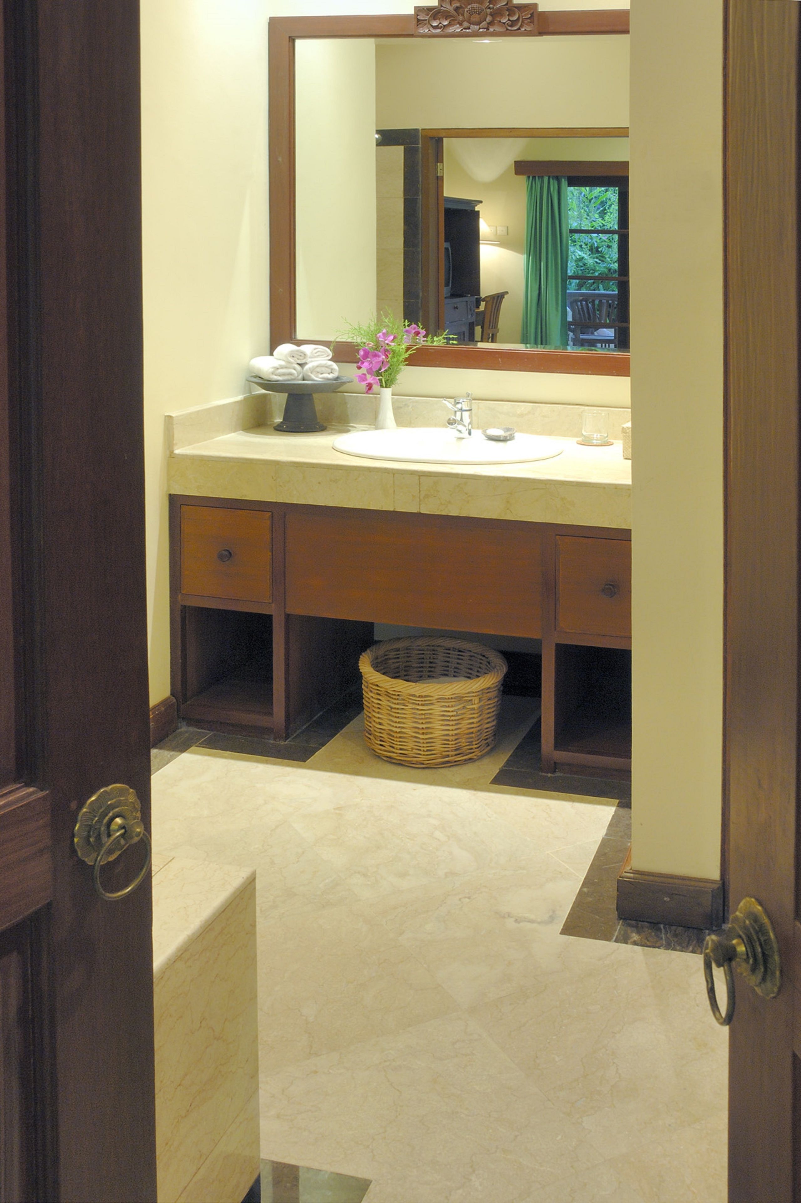 deluxe room, 2 single beds | bathroom | separate bathtub and shower, deep-soaking bathtub, free toiletries