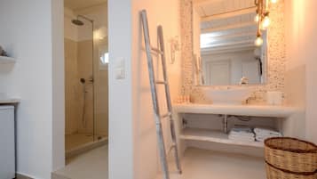 Suite (Top Floor with Outdoor Hot Tub) | Bad | Toalettartikler (inkludert), hårføner og håndklær