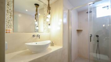 Suite, Hot Tub | Bathroom | Free toiletries, hair dryer, towels