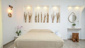 Suite (with Indoor Spa Bath) | Safe på rommet, lydisolert, wi-fi (inkludert) og sengetøy