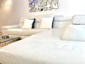 Deluxe-Apartment, 1 Queen-Bett, Balkon, am Strand | Wohnbereich | Flachbildfernseher, Netflix, iPod-Dockingstation, MP3-Dockingstation