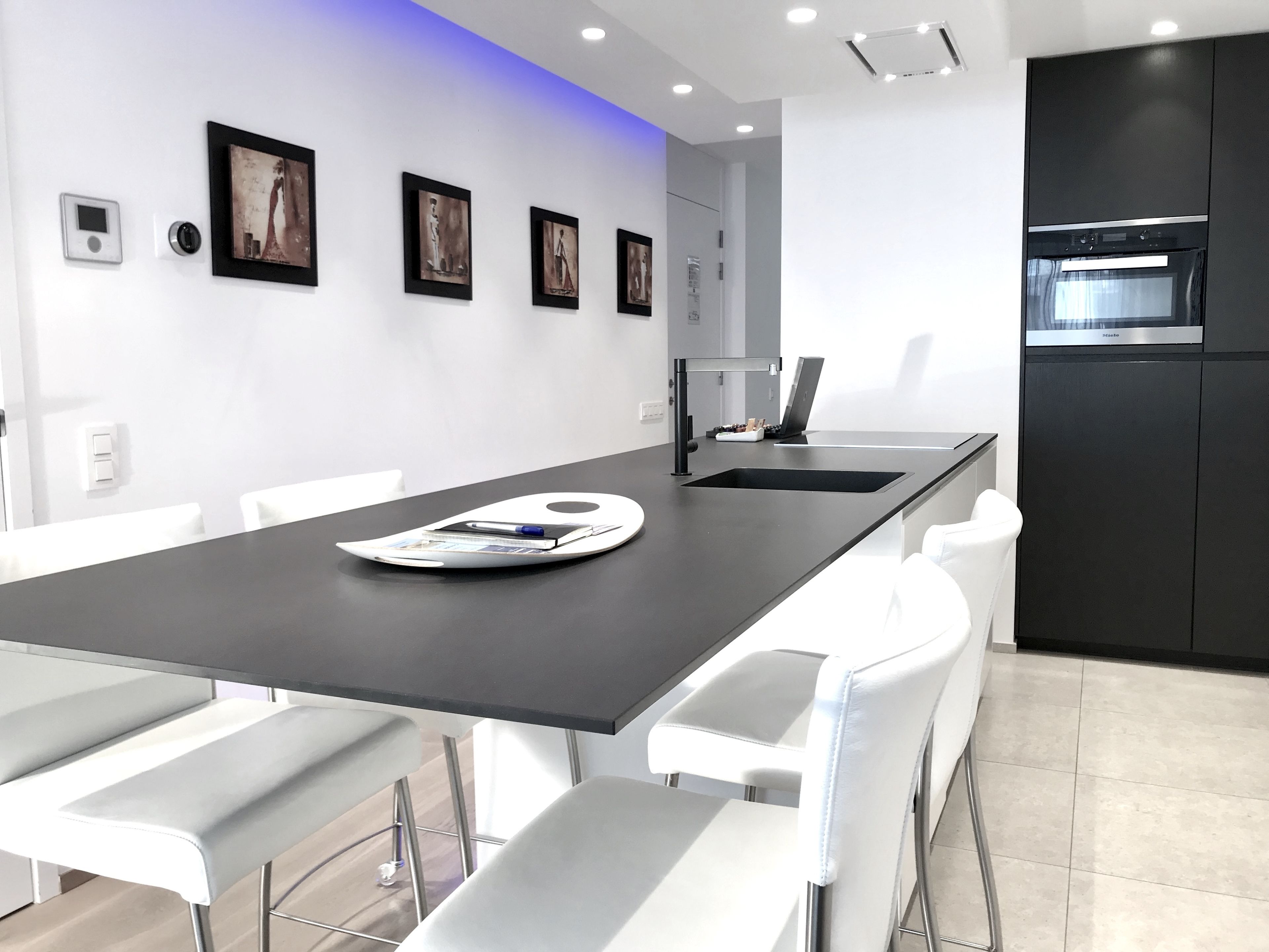 ثلاجة/مجمد بحجم كبير، ميكروويف، فرن، موقد طهي مسطح