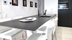 Espressomaskin, kaffetrakter/tekoker, kjøleskap og mikrobølgeovn