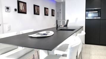 Full-size fridge, microwave, oven, stovetop