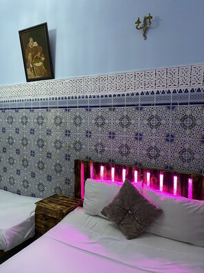 Quarto triplo standard | Ferros/tábuas de passar roupa, berços grátis, Wi-Fi de cortesia