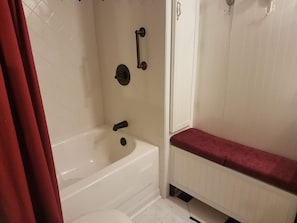 Tina con regadera, secadora de cabello, toallas, jabón 