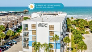 Un hotel llamado 'Chateau By The Sea' con vista a la playa y al océano.