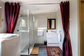 Badewanne, umweltfreundliche Kosmetikartikel, Haartrockner, Handtücher