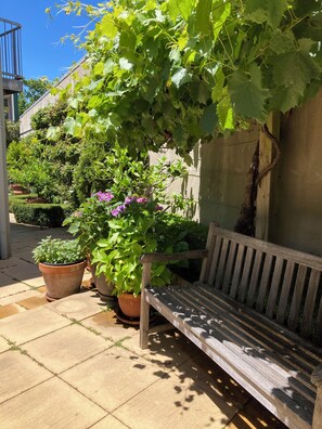 Terrace/patio - Bella Loft: A studio apartment in the heart of Woodend (Woodend)