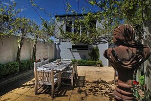 Outdoor dining - Bella Loft: A studio apartment in the heart of Woodend (Woodend)