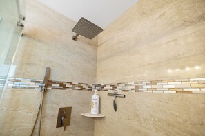 Combined shower/tub, hair dryer, towels, soap