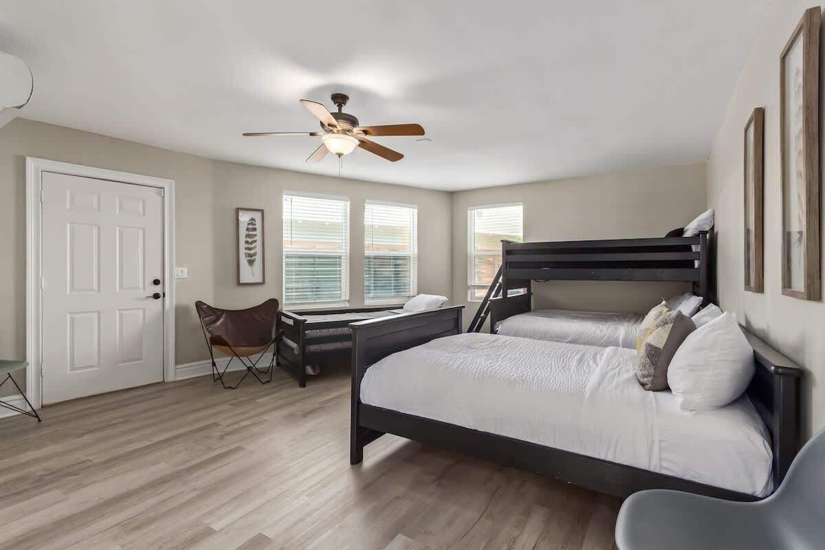 5 bedrooms, iron/ironing board, WiFi, bed sheets