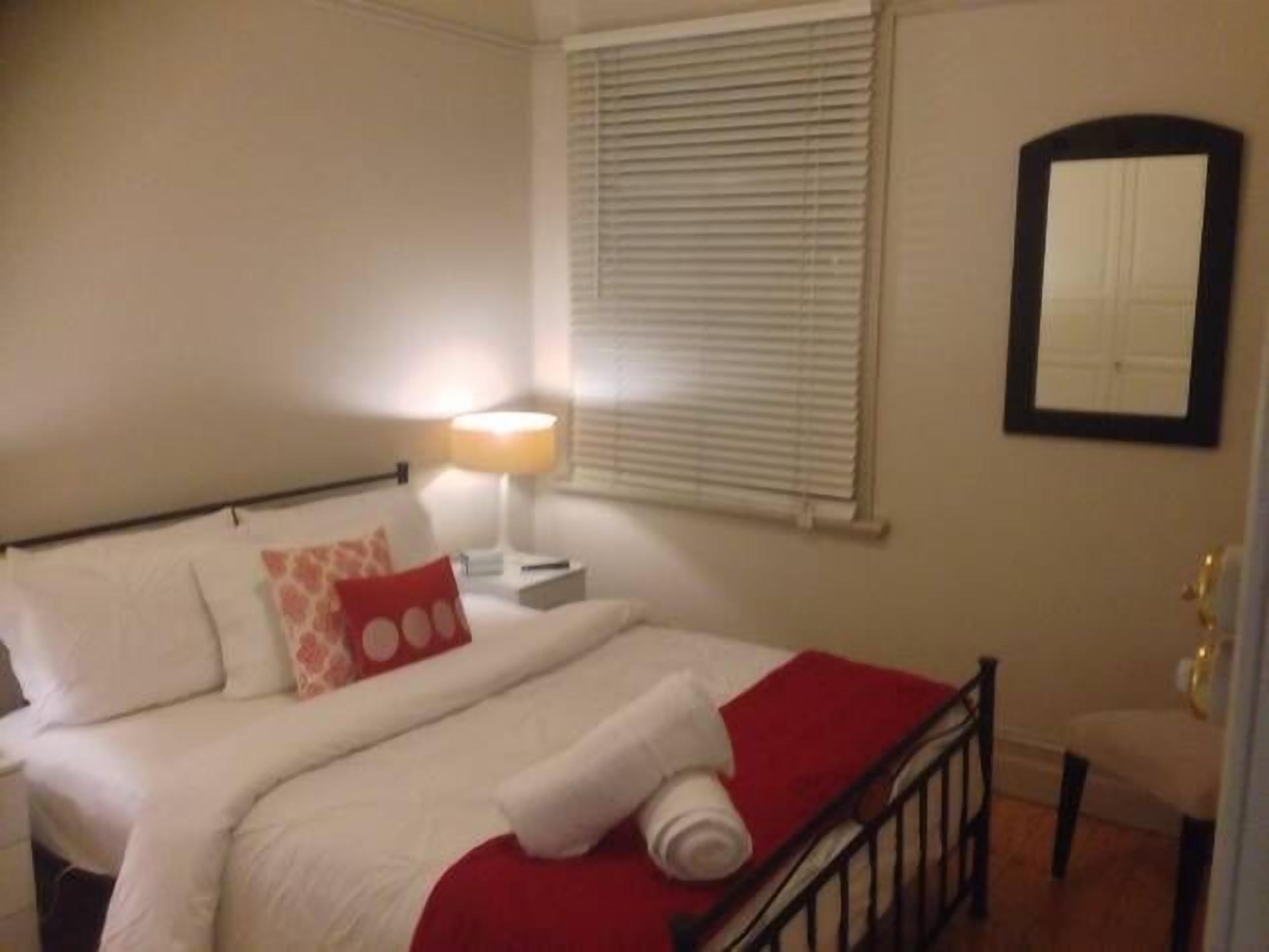 4 多间卧室、熨斗/熨衣板、旅行婴儿床、床单