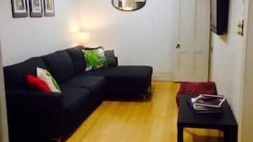 TV, DVD player, livros, videoteca